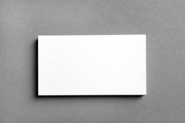 Kartvizit gri arka plan üzerinde yukarı alay