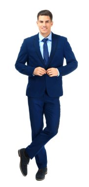 Beyaz arka plan üzerinde şık elbiseli yakışıklı adam