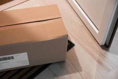 Açık kapı yakınında kat parsel kutusunda