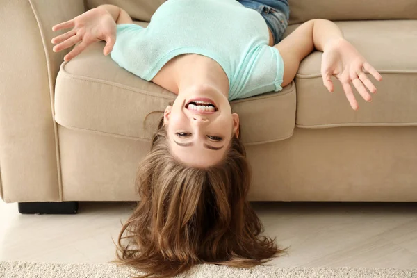 美丽的微笑的女人躺在沙发上在家 — 图库照片