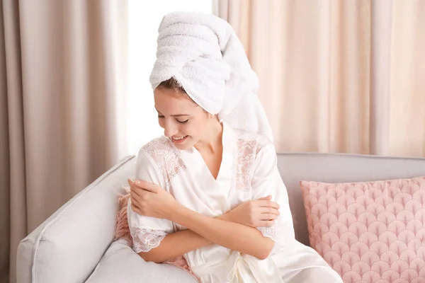 Mujer joven en bata de seda y toalla — Foto de Stock