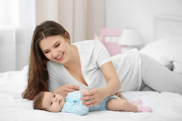 Jovem Mãe Com Seu Bebê Bonito Casa — Fotografia de Stock