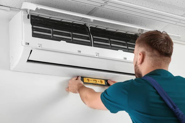 Technicus installeert airconditioner — Stockfoto