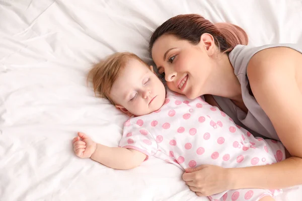 Ibu Muda Dan Bayinya Yang Sedang Tidur Tempat Tidur — Stok Foto