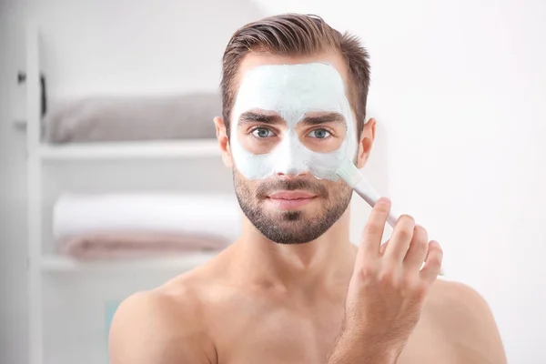 Jonge Knappe Man Toepassing Van Cosmetische Masker Het Gezicht Badkamer — Stockfoto
