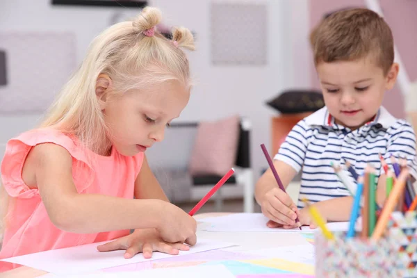 Niedliche Kleine Kinder Zeichnen Hause — Stockfoto