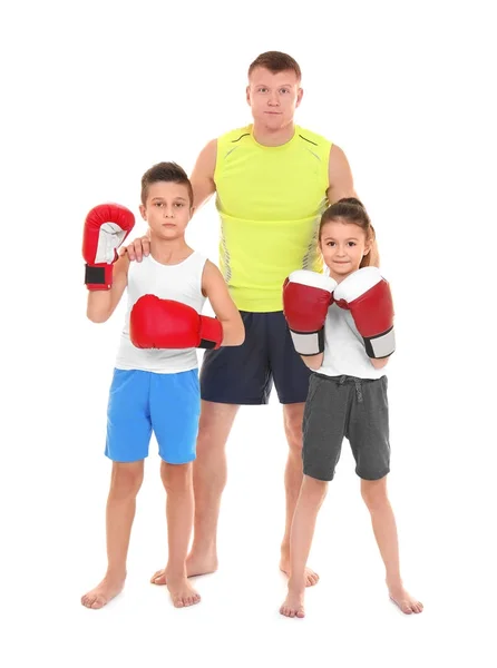 Niedliche kleine Kinder mit Boxtrainer auf weißem Hintergrund — Stockfoto