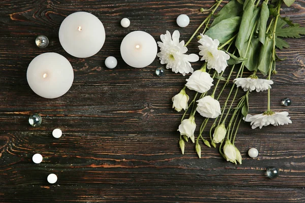 Vacker Komposition Med Blommor Och Brinnande Ljus Trä Bakgrund — Stockfoto