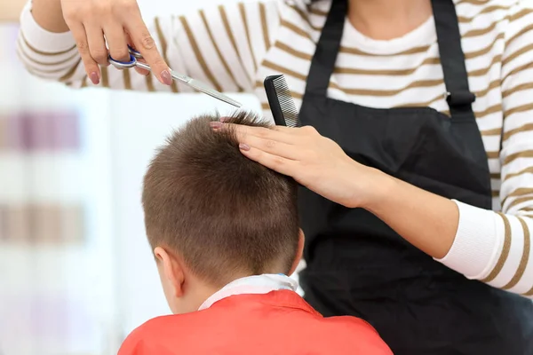 Parrucchiere che lavora con il bambino — Foto Stock