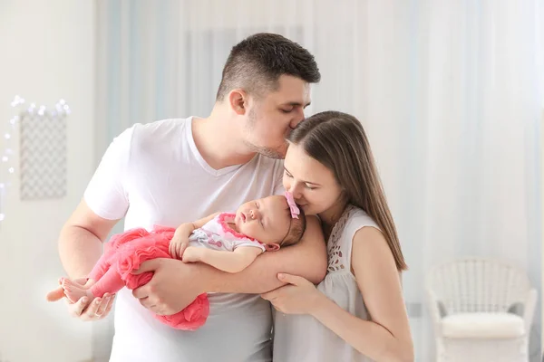 Familia joven feliz — Foto de Stock