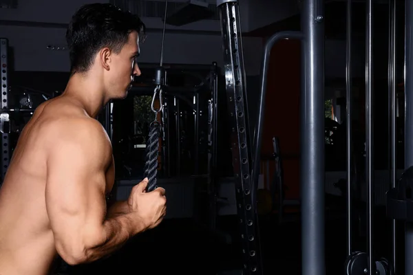 Hombre Joven Entrenando Una Máquina Ejercicios Gimnasio — Foto de Stock