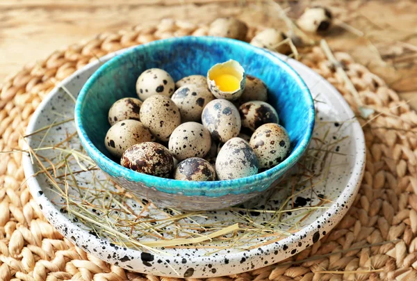 Сырые Перепелиные Яйца Миске Плетеном Коврике — стоковое фото