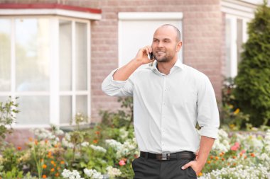 Yakışıklı genç adam, açık havada