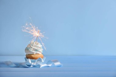 Maytap renk arka plan karşı masada ile doğum günü kek