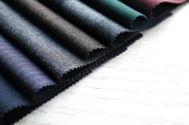 Ahşap arkaplanda kumaş örnekleri