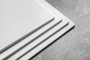 Boş resim kağıdım gri arka plan üzerinde. Tasarım için alay