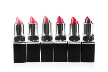 Beyaz arka plan üzerinde farklı tonları Rujlar