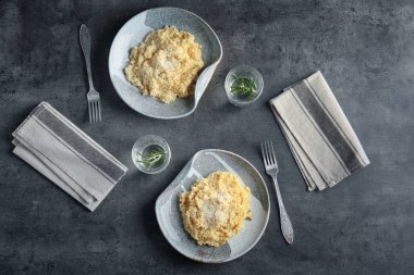 Masada lezzetli risotto ile plakalar