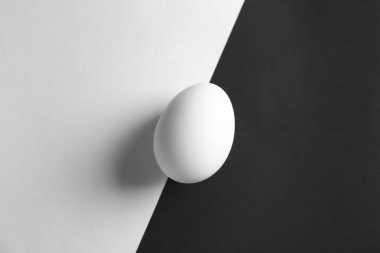 Tavuk yumurta beyaz ve siyah arka plan üzerinde