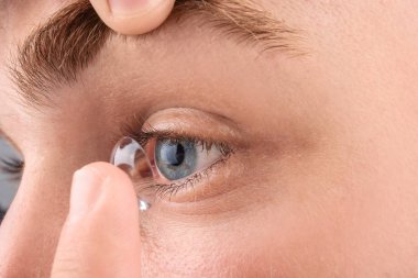 Onun gözünde, closeup koyarak Kontakt lens genç adam