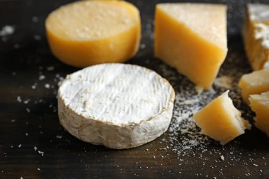 Ahşap masa üzerinde lezzetli peynir çeşitleri