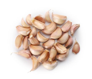 Beyaz arkaplanda sarımsak karanfilleri