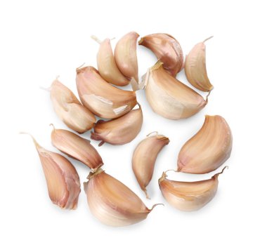 Beyaz arkaplanda sarımsak karanfilleri