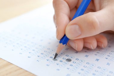 Öğrenci seçimi yanıtlarında formu masada sınavı geçmek için sınama