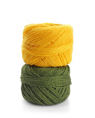 Beyaz arkaplanda renkli iplik topları