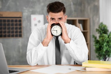 Çalar saat Office ile yakışıklı müdür