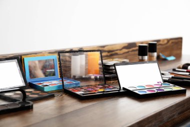 Profesyonel makyaj sanatçısı tuvalet masasının üzerinde kozmetik