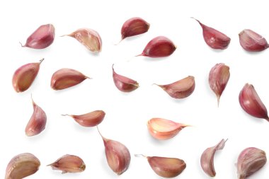 Beyaz arka plan üzerinde diş sarımsak ile kompozisyon