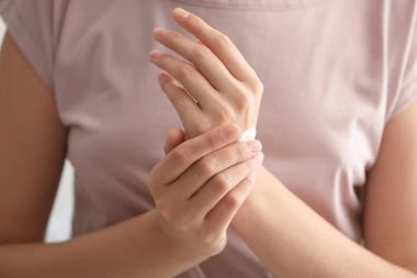 Genç kadın portre el kremi, uygulama