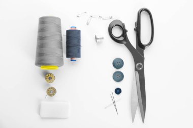 Dikiş ipliği ve aksesuarları beyaz arka planda, üstten görünüm kompozisyon