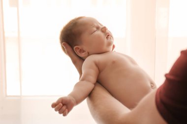 Şirin Bebek evde babamla