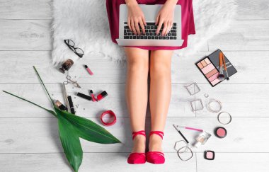 Dizüstü bilgisayar kullanan genç güzellik blogger