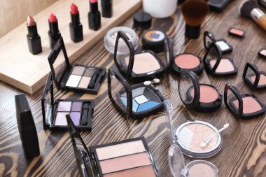 Profesyonel makyaj sanatçısı tuvalet masasının üzerinde Dekoratif kozmetik