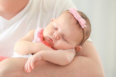 Yeni doğan bebek, closeup uyuyan sevimli tutan baba