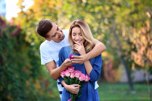 Young man making proposal to girlfriend — Stock Photo, Image