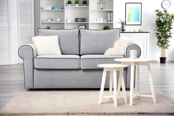 舒适的灰色沙发在现代房间 — 图库照片