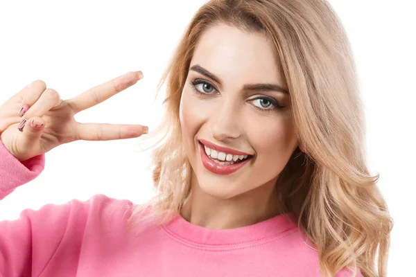 Jovem Bela Mulher Sorridente Mostrando Sinal Vitória Fundo Branco — Fotografia de Stock