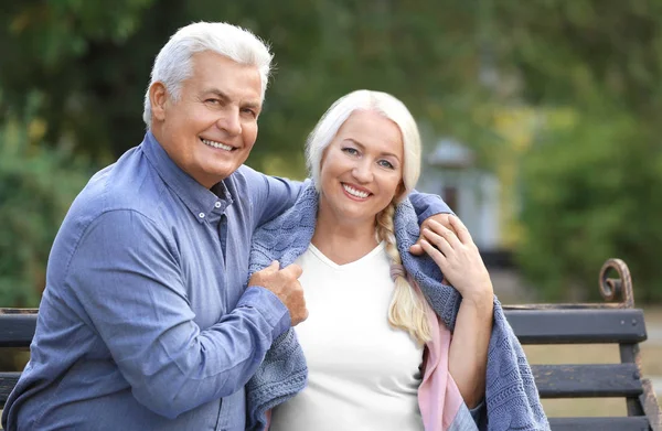 Äldre Par Sitter Bänken Utomhus — Stockfoto