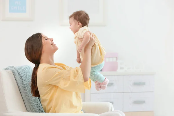 Jovem Mãe Com Seu Bebê Bonito Casa — Fotografia de Stock