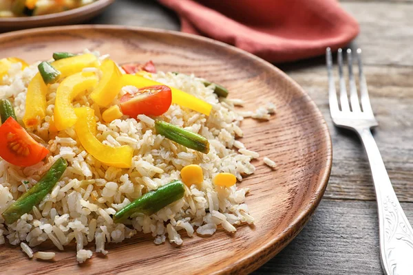 Вкусный коричневый рис с овощами — стоковое фото