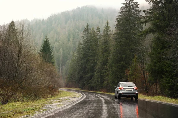 Voiture Sur Route Campagne Par Temps Pluvieux — Photo