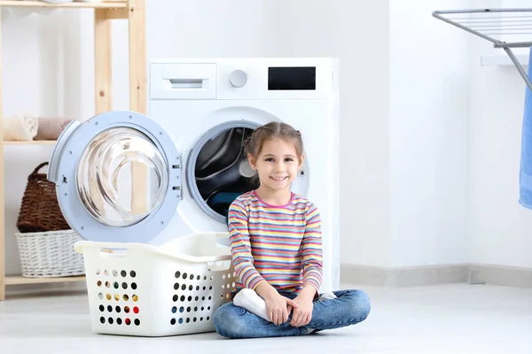 Menina Bonito Fazendo Lavanderia Casa — Fotografia de Stock