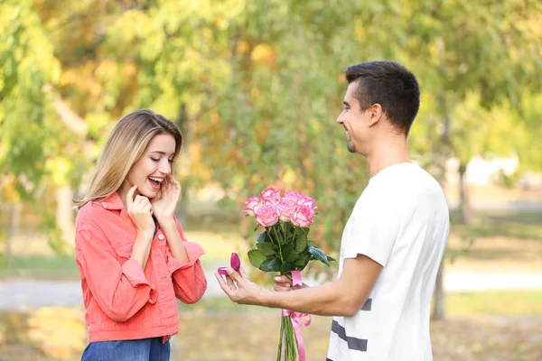 Jongeman voorstel aanbrengen met vriendin — Stockfoto