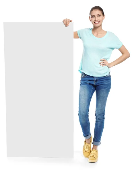 白い背景の空白の広告ボードを持つ若い女性 — ストック写真