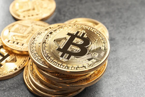 Goldene Bitcoins auf grau — Stockfoto