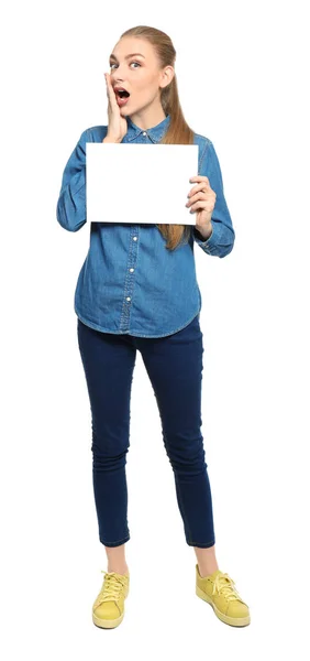 Έκπληκτος Νεαρή Γυναίκα Κενό Φύλλο Χαρτιού Για Διαφήμιση Λευκό Φόντο — Φωτογραφία Αρχείου